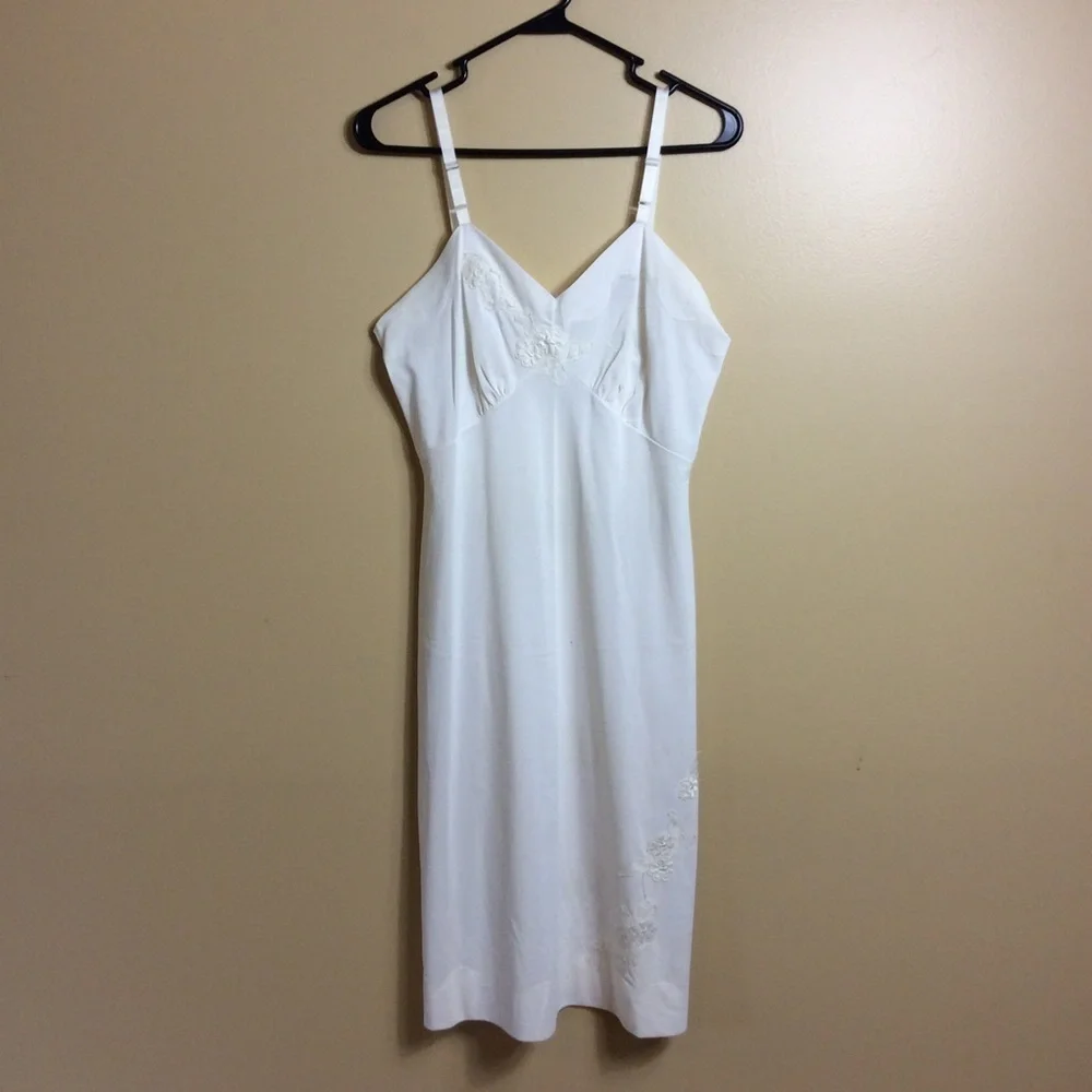 Vintage shadowline cream slip. 36. Medium embroidered floral - Picture 2 of 8